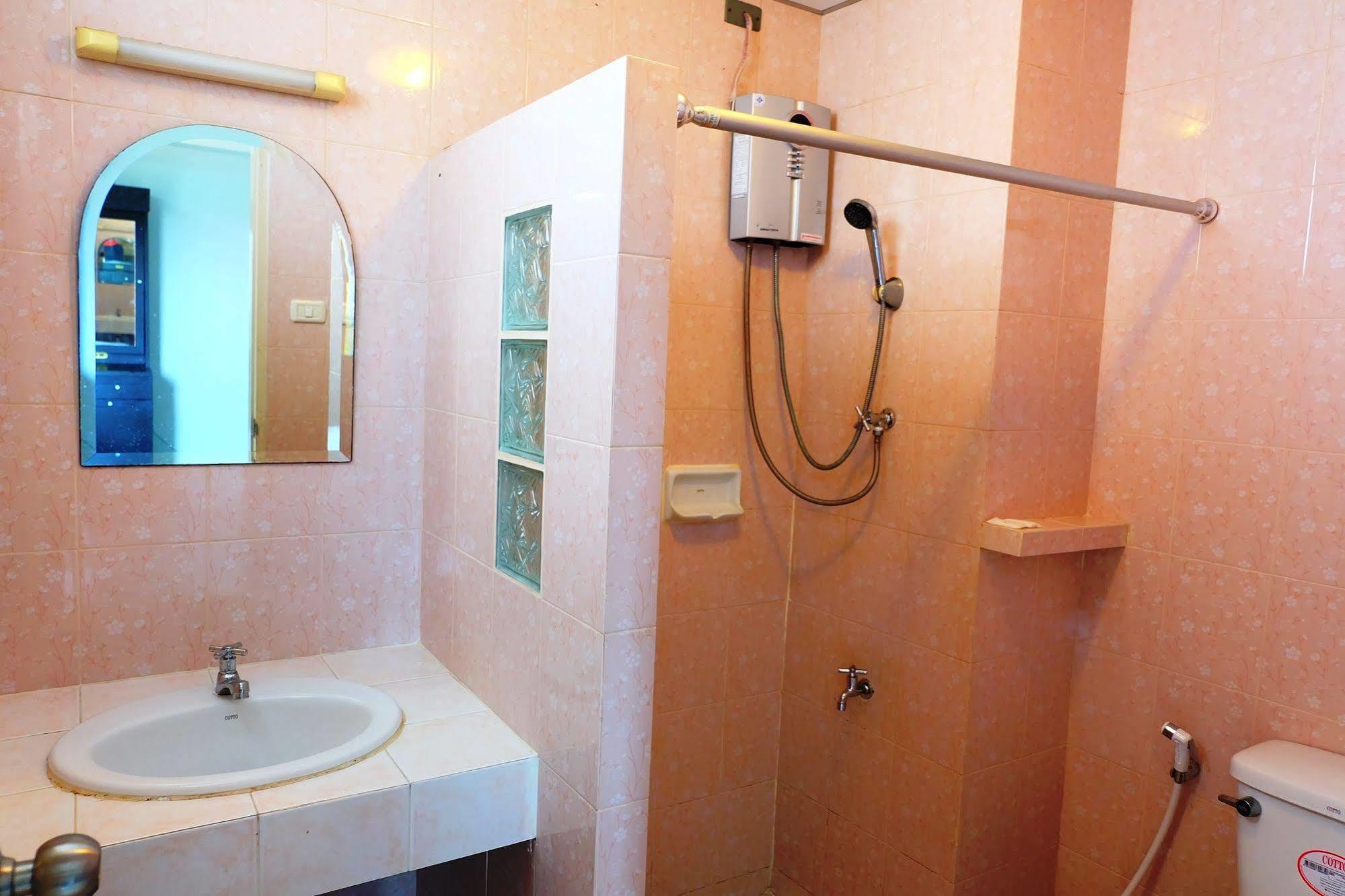Larrivee Hotel Bangbo Kültér fotó